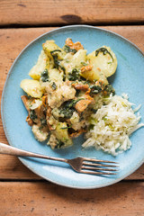 Potatoes with fried chicken with chanterelle mushrooms, spinach in creamy dill sauce 