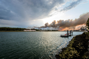 Foret en feu, nuages au-dessus d'une rivière au port de Bayonne Pays Basque