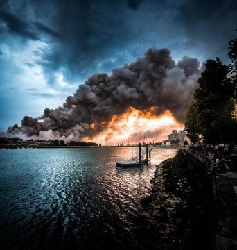 Foret en feu, nuages au-dessus d'une rivière au port de Bayonne Pays Basque