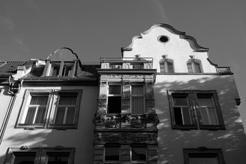 Alte Fassade mit architektonischen Details im Sommer bei Sonnenschein im Nordend von Frankfurt am...
