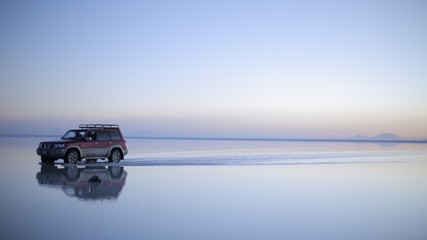 Camioneta en el salar