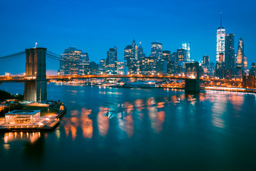 Obraz premium New York City at dusk with Brooklyn Bridge.