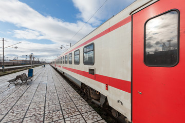Naklejka premium Platform with bench and train at the train station