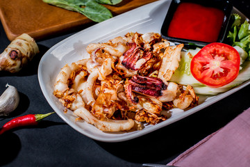 Fried squids with garlic