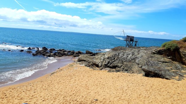 Pecherie en bord de mer, entre sable et rochers