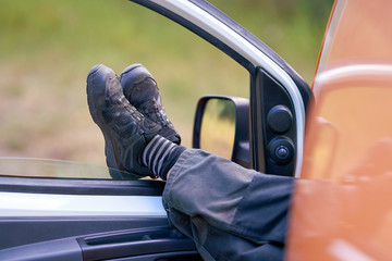 Ein Arbeiter in Arbeitsbekleidung macht eine Pause in seinem Auto