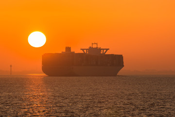 Obraz premium Silhouette Containerschiff Sonnenuntergang