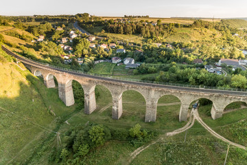 Luchtfoto van een oud spoorwegviaduct in de buurt van het dorp Terebovlya in de regio Ternopil, Oekraïne.