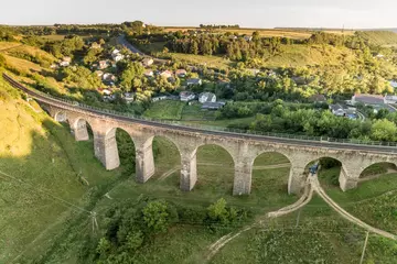 Fotobehang Landwasserviaduct Luchtfoto van een oud spoorwegviaduct in de buurt van het dorp Terebovlya in de regio Ternopil, Oekraïne.