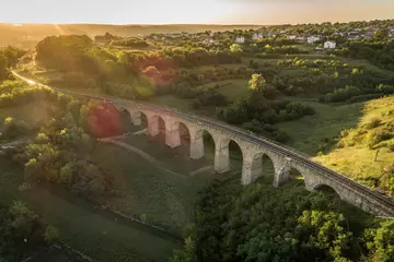 Foto op Plexiglas Landwasserviaduct Luchtfoto van een oud spoorwegviaduct in de buurt van het dorp Terebovlya in de regio Ternopil, Oekraïne.