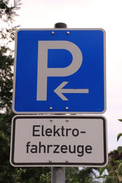 Stra&szlig;enverkehrszeichen: Parken nur f&uuml;r Elektrofahrzeuge erlaubt