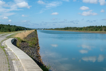 Fototapeta na wymiar Der Elbe-Seitenkanal ist eine Bundeswasserstraße in Niedersachsen zwischen dem Mittellandkanal und der Elbe.