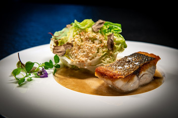 Gebratener Fisch mit Beilage