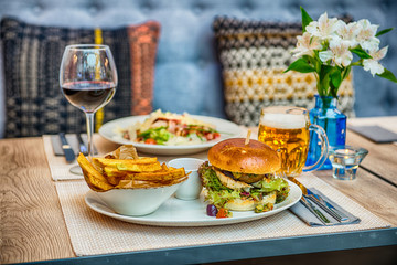 Vegetarischer Burger mit Pommes und Bier