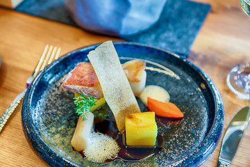 Verschiedene Fischfilet auf Teller