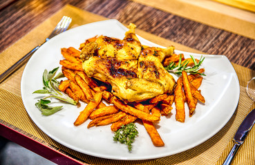 Wachtel mit Süßkartoffel-Pommes