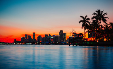 Obraz na płótnie Canvas miami skyline at sunset florida palm downtown water sea boat 