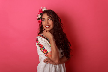 Chica Mexicana latina joven en blusa folclórica de flores con adorno en el cabello