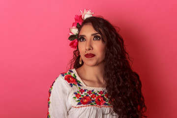 Mirada Mexicana latina joven en traje típica mes patrio 