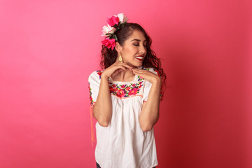 Retrato de mexicana latina feliz en blusa bordada típica