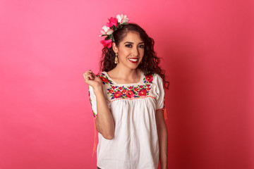 Mexicana alegre sonriente en blusa típica