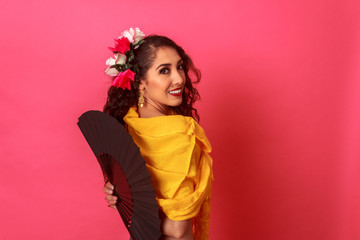 Fototapeta premium Retrato mujer mexicana latina con adorno de flores tradicional folclórico