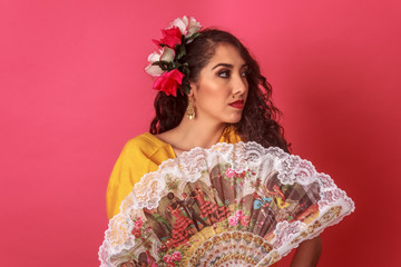 Retrato mujer mexicana latina con adorno de flores tradicional folclórico