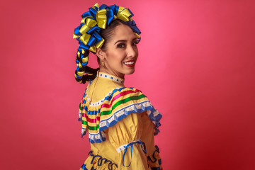 Retrato de mujer mexicana latina con traje tradicional de Jalisco folclóricos mexicano