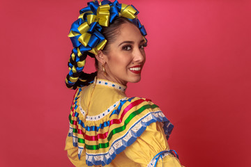 Retrato de mujer mexicana latina con traje tradicional de Jalisco folclóricos mexicano