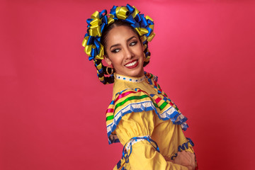 Retrato de mujer mexicana latina con traje tradicional de Jalisco folclóricos mexicano