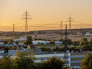 Strommasten im Industriegebiet