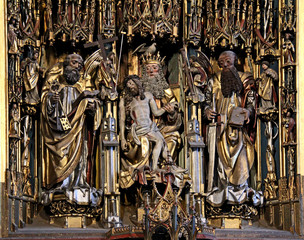 la Trinità con i Santi Pietro e Paolo; particolare dello scrigno dell'altare scolpito di...
