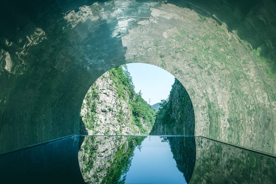 清津峡渓谷トンネル の画像 95 件の Stock 写真 ベクターおよびビデオ Adobe Stock