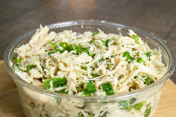 vista cerrado de ensalada de pollo en un tazon de vidrio