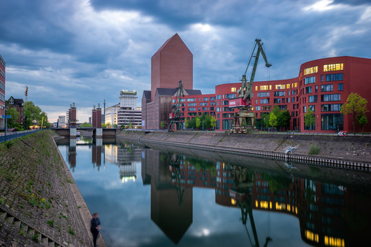 Duisburg Innenhafen zu Sonnenuntergang