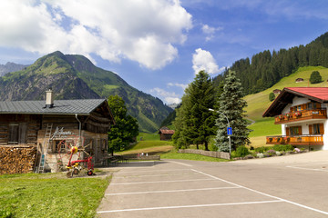 Fototapeta premium A house with a mountain in the background