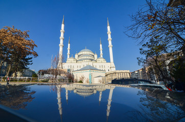Naklejka premium Kocatepe Mosque and its reflection over a car - Ankara, Turkey