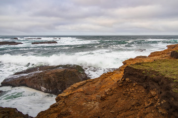 Fototapeta na wymiar Waves breaking on California coastline 