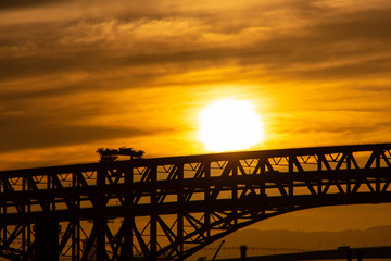 朝靄の太陽と巨大な橋