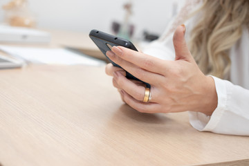 pessoa mexendo em smartphone com espaço para texto