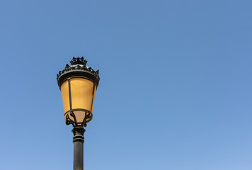 Lámpara antigua de la localidad de Betencuria, Fuerteventura, España. Cielo azul de fondo