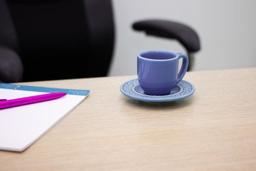 xícara roxa sobre a mesa no escritório