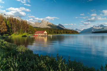 Fototapeta premium Maligne Lake in Jasper National Park, Alberta, Canada