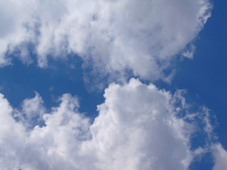 Cielo azul con nubes