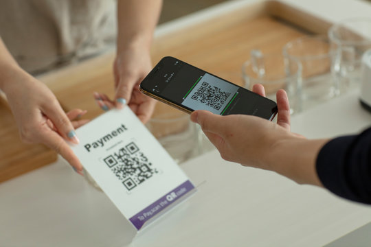 キャッシュレス決済のスマートフォンとQRコード