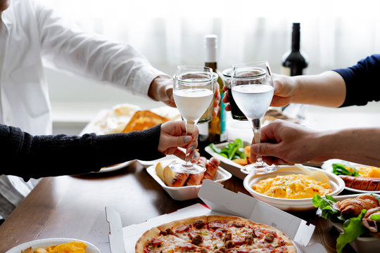 ホームパーティーの乾杯