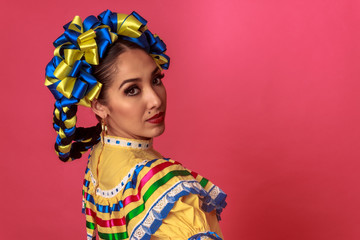 Retrato de mujer mexicana latina con traje tradicional de Jalisco folclóricos mexicano