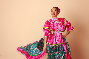 Retrato joven mujer bailarina en traje típico mexicano tradicional folclórico 