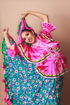 Retrato joven mujer bailarina en traje típico mexicano tradicional folclórico 