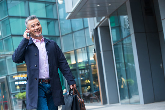 Carrying a bag on the phone business in middle-aged men